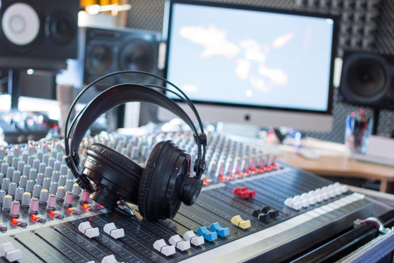 servico voice over locutor romeno (2)